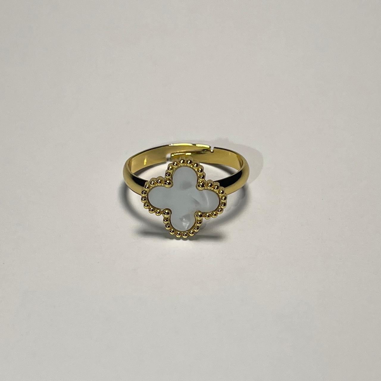 Clover ring